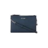 Bandolera Guess modelo Tidewood, color azul con logo plateado en el frente. Tiene correa larga de cuero sintético ajustable y correa corta de cadena plateada. Cierre superior con cremallera y herrajes plateados.