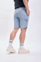 Bermuda de jean celeste con corte a la rodilla.