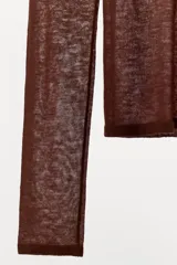 Camiseta marrón semitransparente de manga larga y cuello redondo, confeccionada en lana.