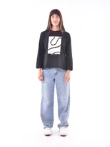 Remera blanca de manga larga con estampa rectangular dorada con diseño animal print y texto 'Fearless, fierce & fabulous'.