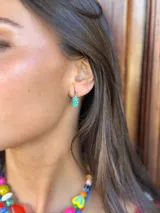 Aros de acero quirúrgico con mostacillas negras enroscadas.