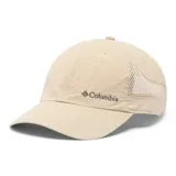 Gorra de béisbol color beige con logo de Columbia bordado en gris. Cuenta con paneles laterales de malla para mayor ventilación y cierre ajustable en la parte posterior.