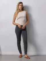 Jegging de denim azul claro, corte slim fit, con pretina elastizada, bolsillos delanteros simulados y bolsillos traseros aplicados. Marca Zac & Rachel.