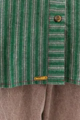 Camisa de algodón con mangas raglán y estampado a rayas, presenta botones en el frente y bolsillos.