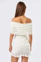 Vestido corto marrón de mesh, con escote off-shoulder y fruncido en la falda.