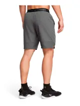 Short deportivo Under Armour Woven 8in, color azul con logo en la pierna izquierda y cintura elástica con cordón ajustable. Confeccionado con tejido ligero y transpirable de secado rápido.