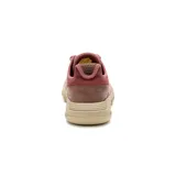 Sneaker CAT Hex Lite Leather color borgoña, de cuero flor, con cordones y suela de goma color beige.