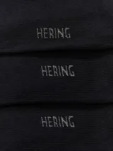 Kit de tres pares de medias blancas de algodón de corte medio.