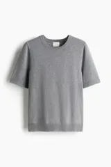 Remera de manga corta en punto fino de mezcla de viscosa, color gris jaspeado. Presenta escote redondo, puños y bajo en punto acanalado.