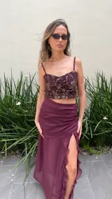 Pollera larga color verde oliva, con base fruncida, transparencias y pequeños volados verticales.