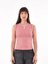 Musculosa roja con rayas horizontales blancas, cuello redondo con abertura en forma de gota y ribete blanco en cuello y sisas.