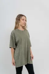 Remera oversize color verde oliva con efecto lavado, cuello redondo y mangas cortas amplias.