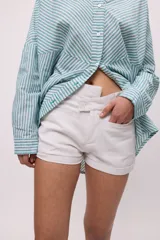 Short de vestir color celeste, de corte sastrero.