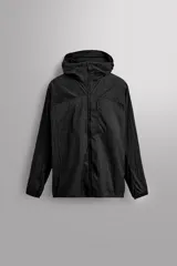 Cazadora negra de tejido técnico ripstop, con cuello alto, capucha ajustable y visera. Tiene mangas largas con puños elásticos, bolsillo de seguridad con cremallera en el pecho, bajo con elástico en los laterales y cierre frontal con cremallera.