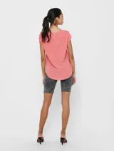 Remera color salmón de manga corta con cuello redondo.