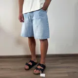 Bermuda de jean celeste, corte holgado y largo a la rodilla.