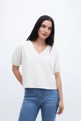 Remera color crudo de jersey con escote en V y mangas abullonadas.