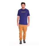 Pantalón cargo color arena de corte slim, con bolsillos laterales con solapa y puños elásticos.