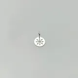 Dije redondo calado con forma de sol, hecho en plata 925.