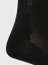 Calcetines negros de vestir con logo de la marca Hush Puppies en el lateral.