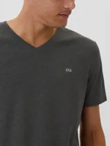 Remera negra de algodón con cuello en V y logo de Gap bordado en el pecho.