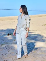 Pantalón de jean recto color crudo, con tiro medio y bolsillos delanteros y traseros.