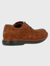 Zapato de cuero negro con cordones, suela de goma EVA y puntera redonda.