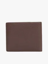 Billetera Tommy Hilfiger de cuero marrón con textura granulada. Diseño plegable con múltiples ranuras interiores para tarjetas y logo metalizado en la parte delantera.