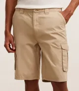 Bermuda cargo de sarga color negro, corte recto, con bolsillos laterales y traseros.
