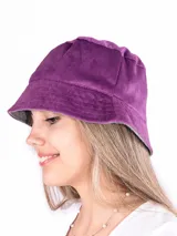 Sombrero tipo bucket de pana color violeta con interior gris.