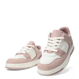 Zapatillas deportivas blancas con cordones y suela plana.