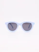 Lentes de sol con montura gruesa de acetato color celeste y lentes oscuros.