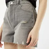 Short de jean gris con efecto desgastado y acabados sin rematar.