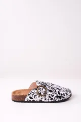 Zueco abierto con estampado animal print blanco y negro, hebilla metálica dorada y plantilla anatómica.