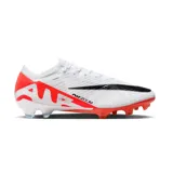 Championes de fútbol Nike Mercurial Vapor 15 Elite FG, color blanco con detalles en naranja y negro.