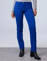 Pantalón de gabardina elastizada color marrón claro, marca Zac & Rachel, corte slim, con pretina con pasadores, botón y cierre. Delantera con tres bolsillos y trasera con bolsillos ojal.