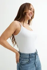 Body celeste con breteles finos.