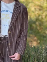 Blazer marrón a rayas verticales blancas con botones de coco.