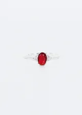 Anillo de plata 925 con zirconia roja ovalada de 7mm de grosor.