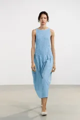 Vestido midi con estampado de cuadros vichy celestes y blancos, cuello redondo y sisa.
