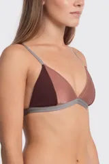 Top de bikini triangular con diseño de bloques de color: una copa es marrón oscuro texturizado y la otra es rosa viejo satinado. Los tirantes finos y la banda inferior son de color gris liso.