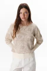 Sweater azul con estampado de flores blancas y puños blancos.