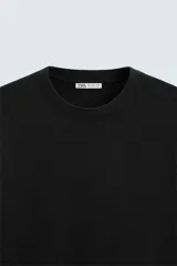 Camiseta marrón de algodón, corte relaxed fit, cuello redondo y manga corta.