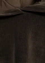 Buzo de pana marrón oscuro con capucha y puños elásticos.