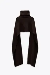 Bufanda larga combinada color beige confeccionada en mezcla de tejidos y lana con cuello subido y cremallera metálica.