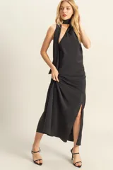 Vestido largo de satén color celeste, con cuello halter que se ata al cuello y espalda descubierta.