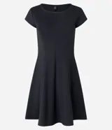 Vestido negro de punto Roma, corto, con escote redondo y mangas cortas. Presenta recortes en el talle que definen la silueta ajustada en el torso y falda acampanada.