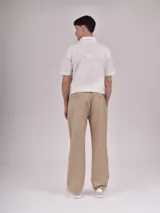 Pantalón negro de corte recto con cintura elástica ajustable con cordón.