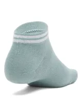 Pack de tres pares de medias Under Armour Essential Low Cut, unisex, de corte bajo. Dos pares son grises con logo blanco y detalles en gris claro, y un par es gris con logo celeste y detalles en celeste.