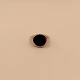 Anillo de plata 925 con una mesa redonda de resina negra.